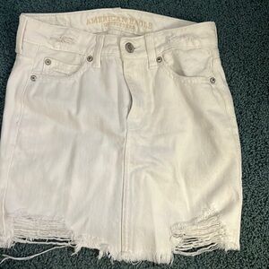 American eagle white ripped Jean skirt. In great condition